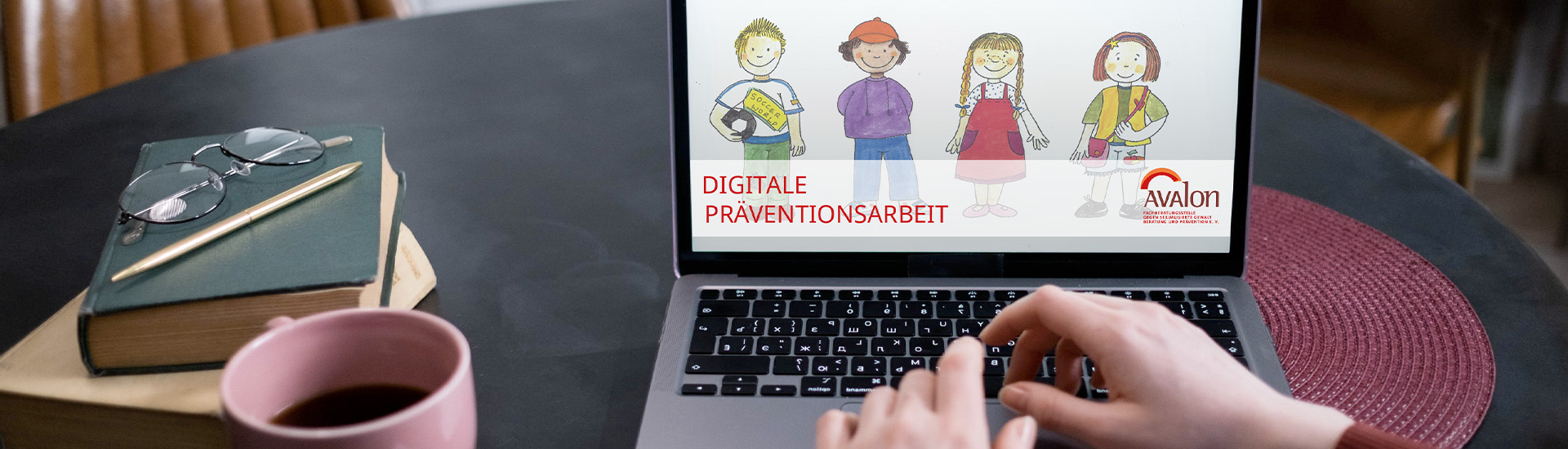 Frau am PC mit gemalten Kindern für Digitale Präventationsarbeit