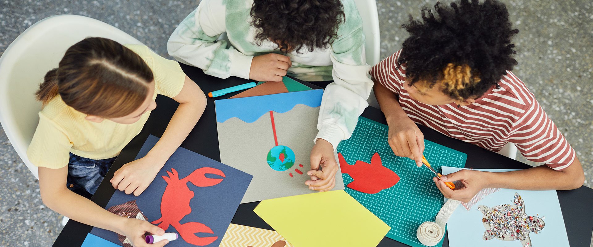 Gruppe von Kindern am Basteltisch