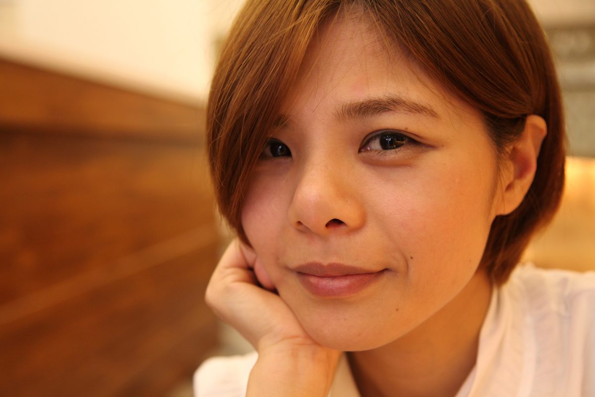 Portrait eines jungen Frau mit braunen Haaren und braunen Augen aus dem asiatischen Kulturkreis.