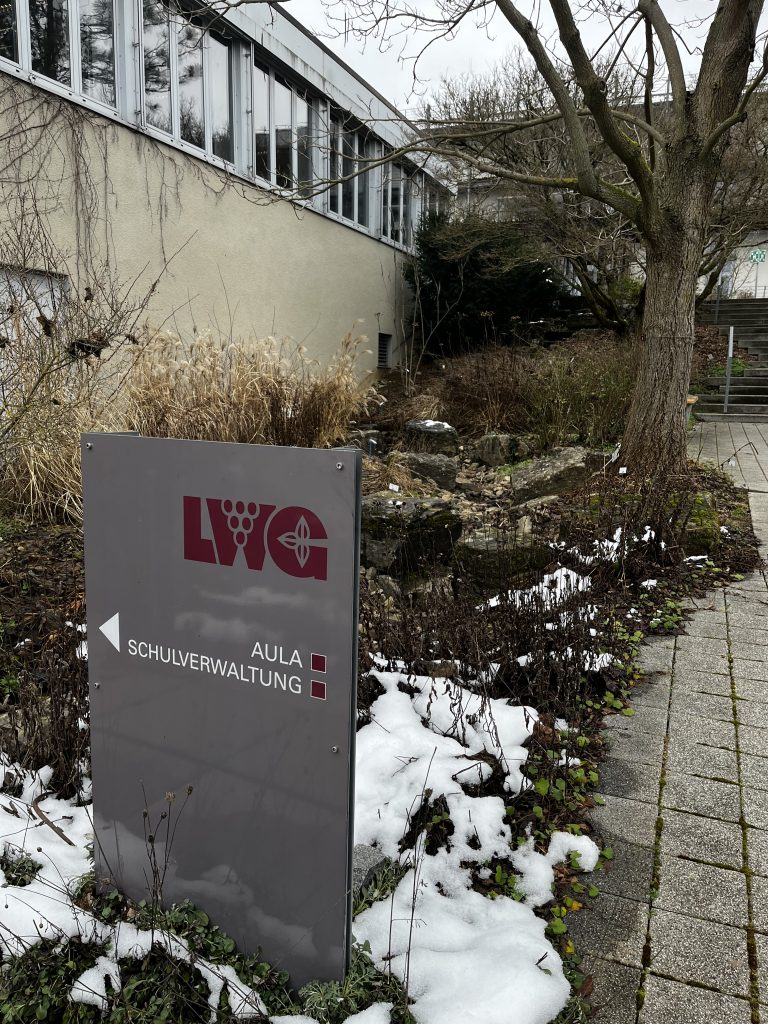 Schule Eingangsbereiche das Schild mit dem Namen LWG Bayerische Landesanstalt für Weinbau und Gartenbau