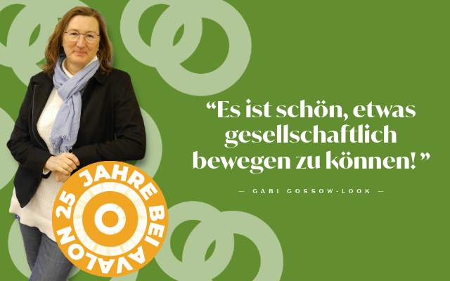 Eine Frau mit braunen Haaren und Brille lächelt einen gerade an. Sie tragt legere Kleidung. Ein Zitat ist auf der rechten Seite: Es ist schön, etwas gesellschaftlich bewegen zu können.