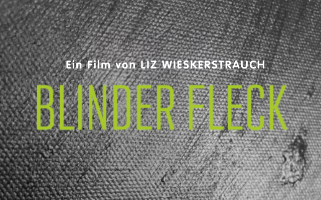 Dieses Filmplakat für "Blinder Fleck" verwendet eine düstere und texturierte Ästhetik, um die Themen des Films zu vermitteln. Der Hintergrund ist eine Nahaufnahme einer dunklen, grob gewebten Oberfläche, die an Stoff oder Leder erinnert und möglicherweise ein Gefühl von Härte, Schutz oder sogar Gefangenschaft symbolisiert. Die Textur ist unregelmäßig und weist Kratzer und Unvollkommenheiten auf, was auf eine Geschichte von Schwierigkeiten oder verborgenen Wunden hindeutet. Der Filmtitel "BLINDER FLECK" ist in einem leuchtenden, neongrünen Farbton hervorgehoben, der einen starken Kontrast zum dunklen Hintergrund bildet. Diese Farbe kann auf eine Art von Erleuchtung, Warnung oder etwas Ungewöhnliches und Auffälliges hinweisen, das im Verborgenen liegt. Die Schriftart ist serifenlos und modern, was dem Plakat ein zeitgemäßes Gefühl verleiht.