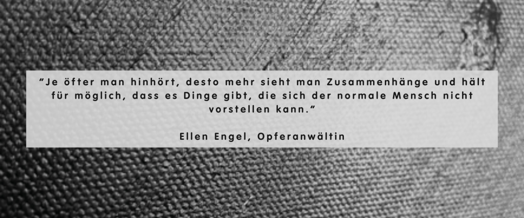Dieses Filmplakat für "Blinder Fleck" verwendet eine düstere und texturierte Ästhetik, um die Themen des Films zu vermitteln. Der Hintergrund ist eine Nahaufnahme einer dunklen, grob gewebten Oberfläche, die an Stoff oder Leder erinnert und möglicherweise ein Gefühl von Härte, Schutz oder sogar Gefangenschaft symbolisiert. Die Textur ist unregelmäßig und weist Kratzer und Unvollkommenheiten auf, was auf eine Geschichte von Schwierigkeiten oder verborgenen Wunden hindeutet. Der Filmtitel "BLINDER FLECK" ist in einem leuchtenden, neongrünen Farbton hervorgehoben, der einen starken Kontrast zum dunklen Hintergrund bildet. Diese Farbe kann auf eine Art von Erleuchtung, Warnung oder etwas Ungewöhnliches und Auffälliges hinweisen, das im Verborgenen liegt. Die Schriftart ist serifenlos und modern, was dem Plakat ein zeitgemäßes Gefühl verleiht. Unter dem Titel wird der Film als "Ein Dokumentarfilm über Rituelle Gewalt, einzig finanziert durch Spenden" beschrieben. Dies gibt einen klaren Hinweis auf den Inhalt und die Herangehensweise des Films. Darunter steht ein Zitat von Ellen Engel, Opferanwältin: "Je öfter man hinhört, desto mehr sieht man Zusammenhänge und hält für möglich, dass es Dinge gibt, die sich der normale Mensch nicht vorstellen kann." Dieses Zitat verstärkt das Thema des Films, indem es auf die verborgenen Realitäten und die psychologische Komplexität von ritueller Gewalt hinweist und die Rolle der Opferanwältin als Zeugin und Ermittlerin hervorhebt.